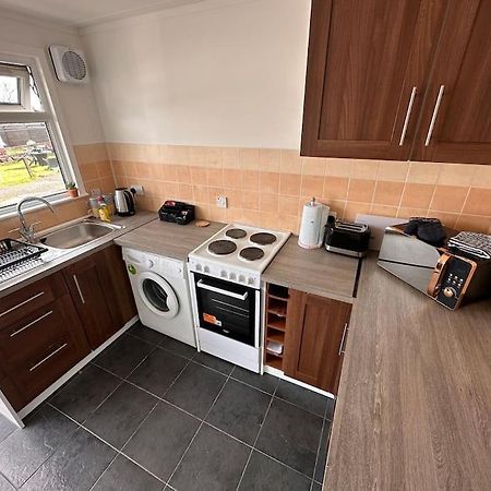 Semi-Detached Chalet - Uddingston, Glasgow ภายนอก รูปภาพ