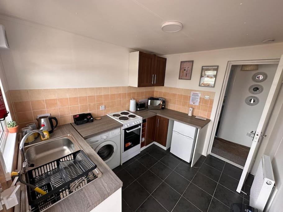 Semi-Detached Chalet - Uddingston, Glasgow ภายนอก รูปภาพ