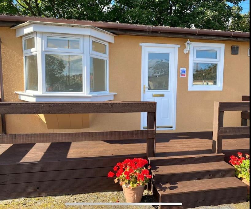 Semi-Detached Chalet - Uddingston, Glasgow ภายนอก รูปภาพ