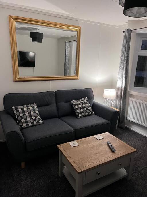 Semi-Detached Chalet - Uddingston, Glasgow ภายนอก รูปภาพ
