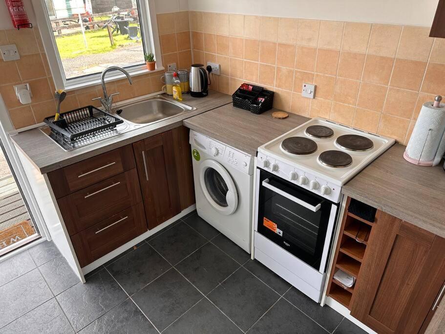 Semi-Detached Chalet - Uddingston, Glasgow ภายนอก รูปภาพ