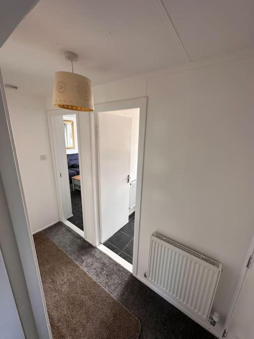 Semi-Detached Chalet - Uddingston, Glasgow ภายนอก รูปภาพ