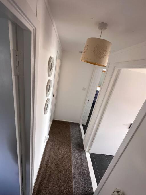 Semi-Detached Chalet - Uddingston, Glasgow ภายนอก รูปภาพ