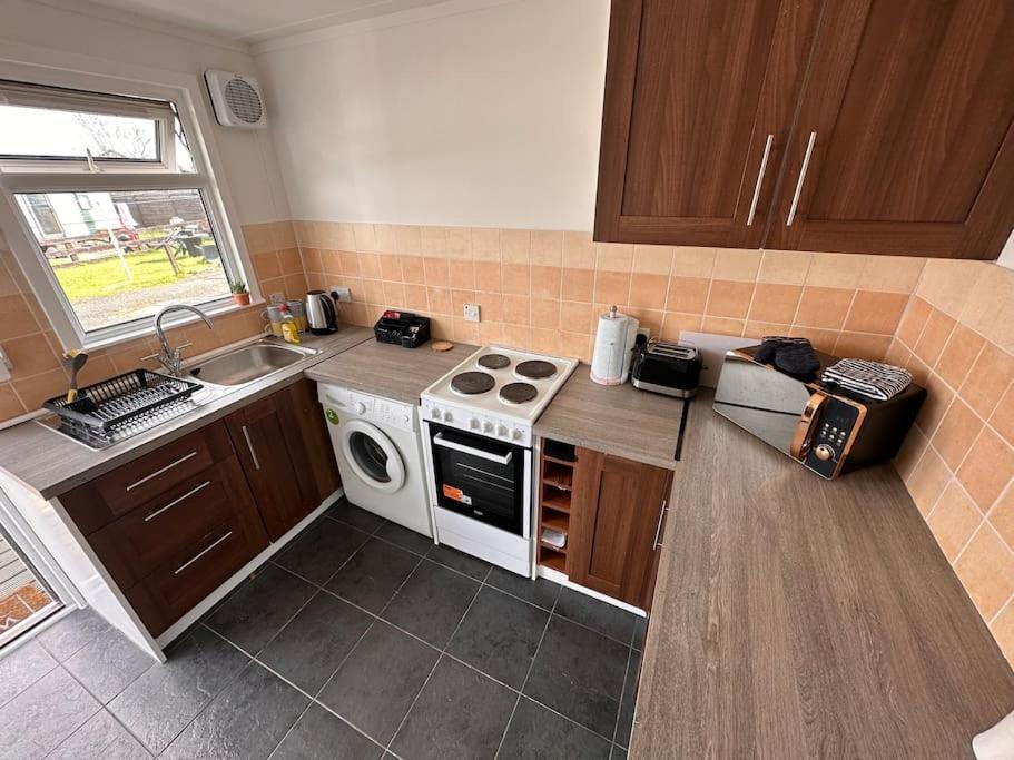 Semi-Detached Chalet - Uddingston, Glasgow ภายนอก รูปภาพ